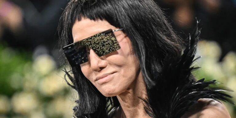Vera Wang, 76, Attends the US Open 2025 in a Loose-Silhouette Dress, Causing a Stir – Video